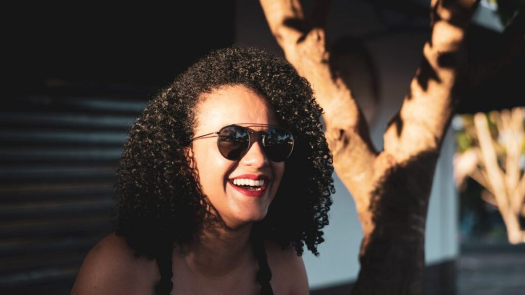 smiling_black_woman_with_sunglasses
